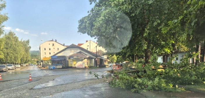 JAKO NEVRIJEME U BERANAMA IZAZVALO KVAROVE I OBORILO DRVEĆE